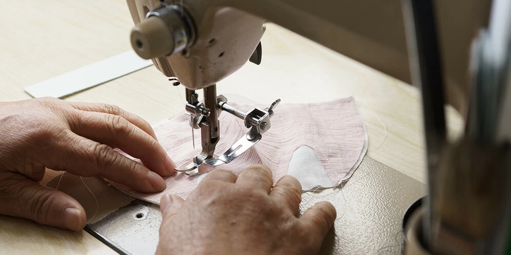 職人が一つ一つ手作りで縫製している画像