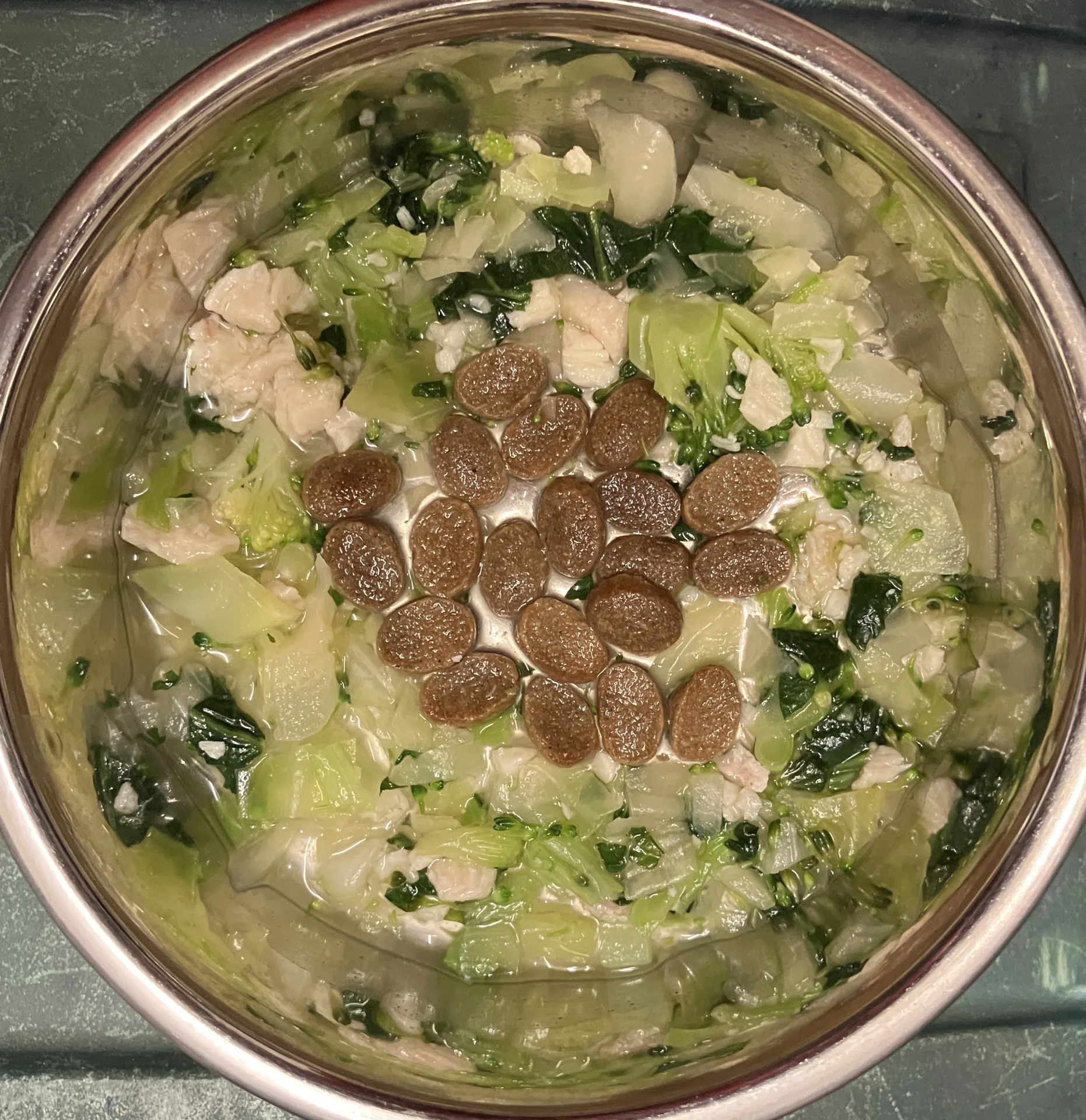 シニア犬用ドッグフード「やわか」と野菜ミックスを混ぜた画像