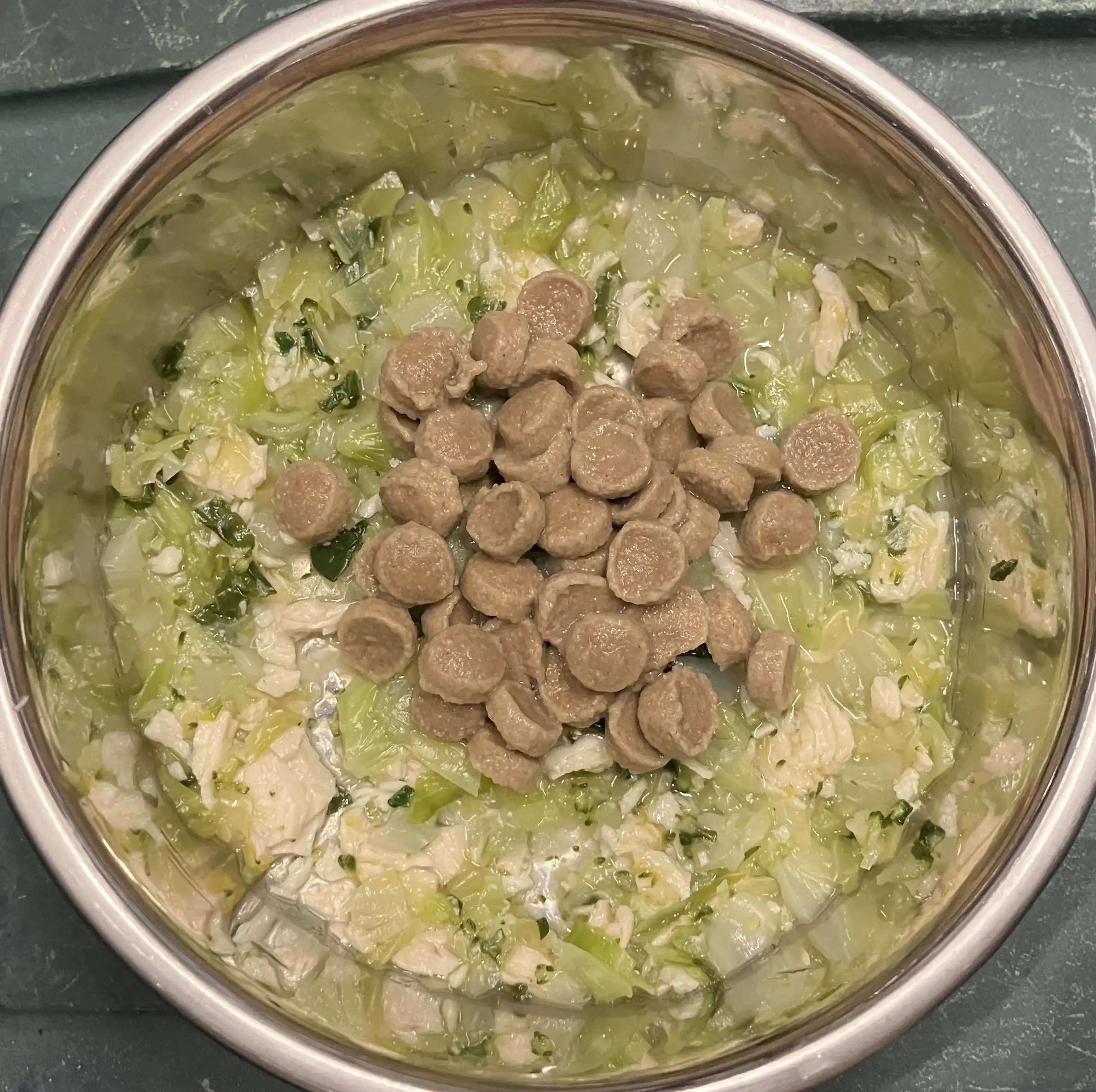 シニア犬にオススメのドッグフード「シニアのためのこのこのごはん」を野菜ミックスに混ぜたご飯の画像